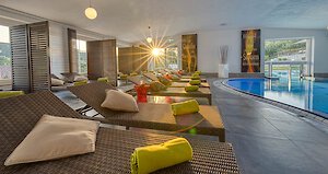Hallenbad Sonne mit Liegen Innenpool im Wellnesshotel im Bayerischen Wald